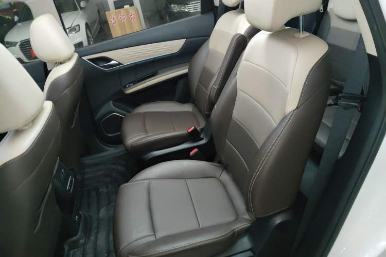 Used BYD Song MAX New Energy 2022 DM-i 105KM Executive Edition Interior 4