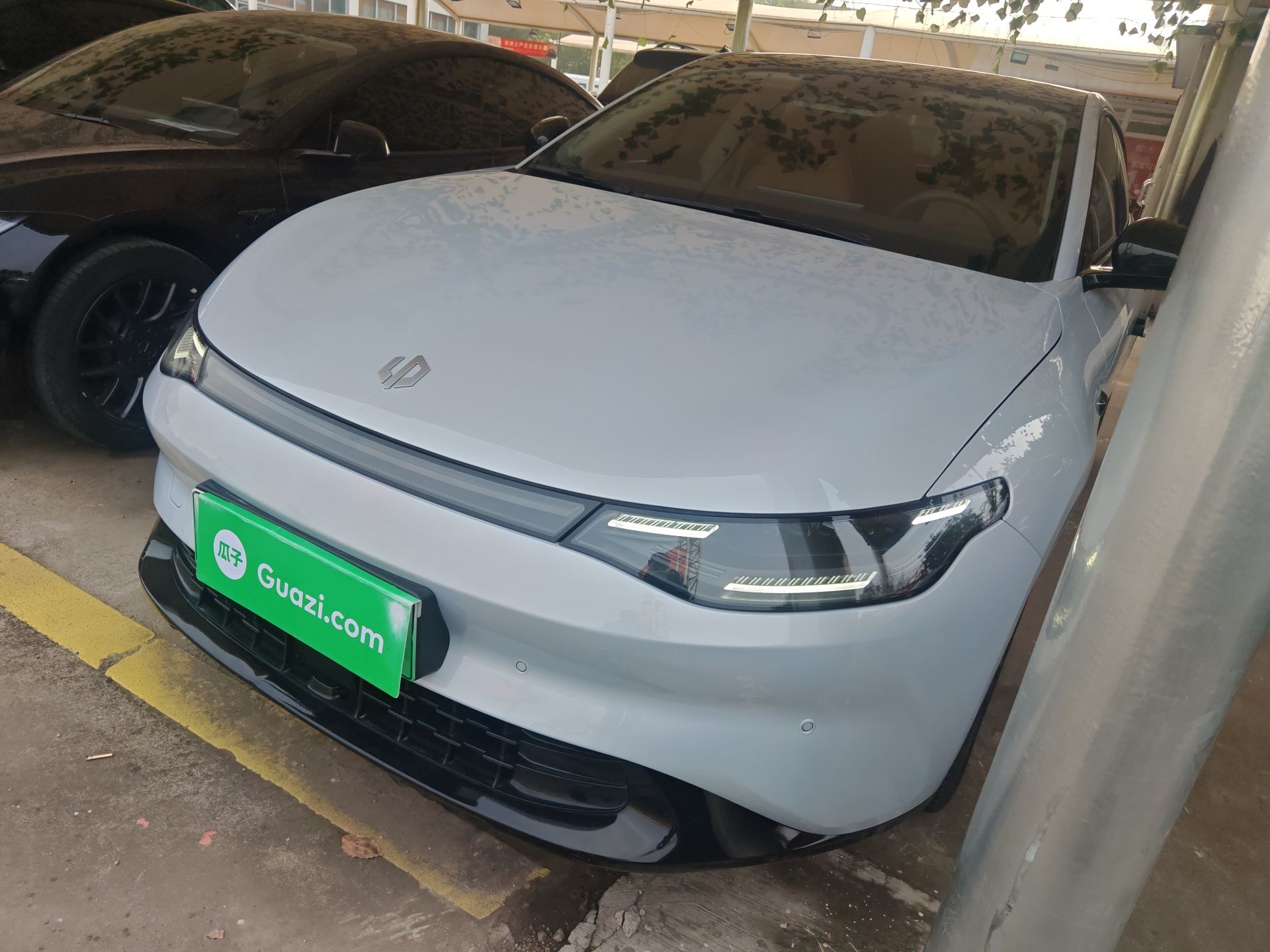 Под передней частью автомобиля