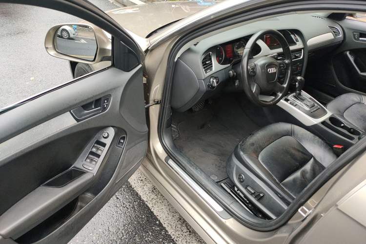 Used Audi A4L 2012 2.0 TFSI automatic Comfort trim level Driver Seat