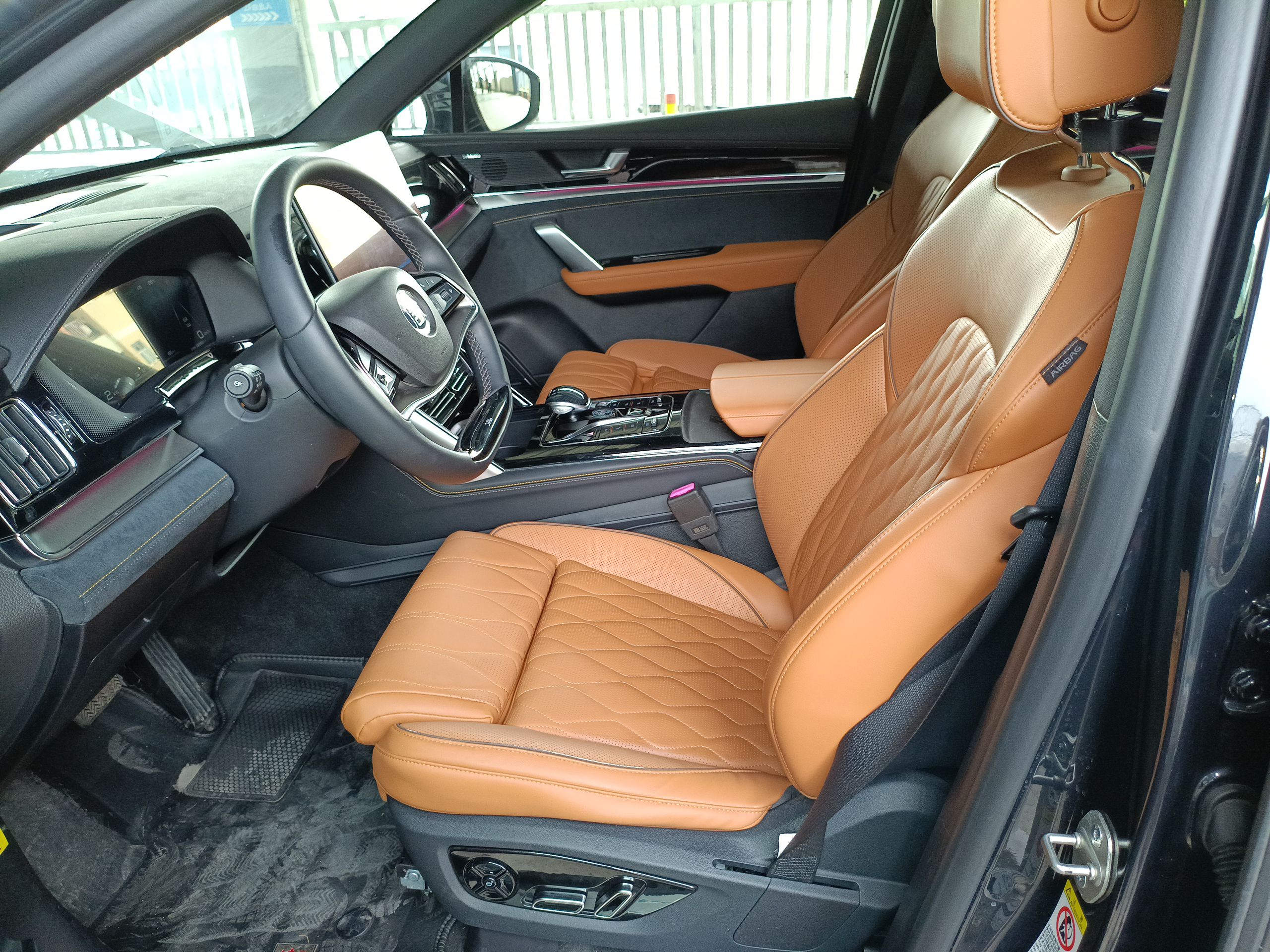 المقاعد الأمامية داخل السيارة