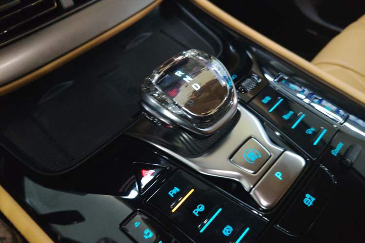 Used Denza D9 2025 DM-i Intelligent Drive 1020 Four-Wheel Drive Prestige Model
