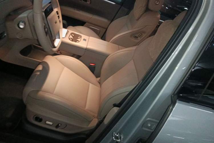 Used Li Auto Li Auto i6 2025 Model Four-Wheel-Drive Standard Type
