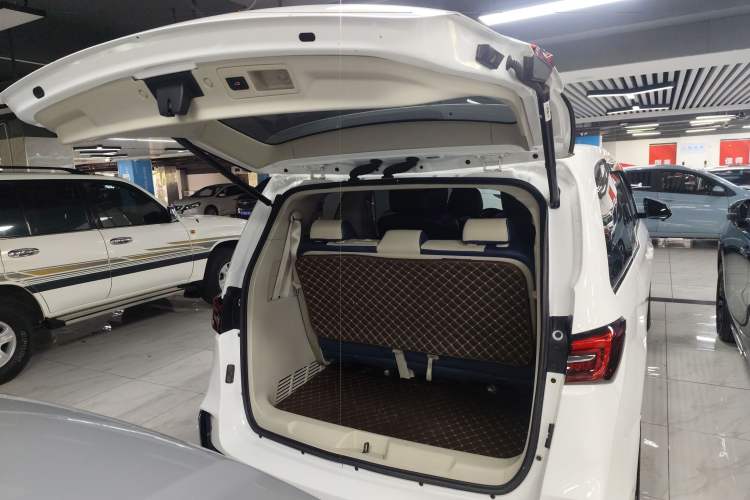 Used Buick GL8 2022 Land Cruiser Executive Class 652T Comfort Model