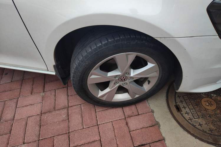 Used Volkswagen Bora 2014 1.4 TSI Manual Comfort Model Right Front Wheel Hub