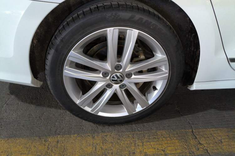 Used Volkswagen Sagitar 2018 280TSI DSG Ignite Edition Right Rear Wheel Hub