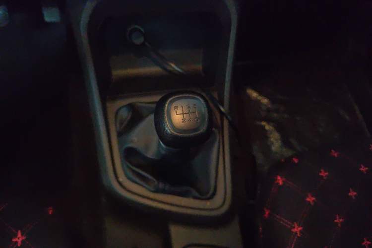 Used Wuling Hongguang V 2022 1.5L Jingqu Edition Enclosed-Window Vehicle with Electric Power Steering LAR