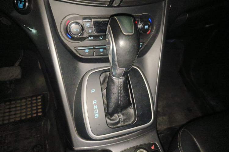 Used Ford Kuga 2015 2.0L GTDi Four-Wheel Drive Prestige Model Gear Lever