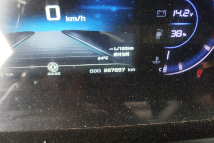 Used Dongfeng Yufeng 2023 V9+ 2.3T Manual Rear-Drive Cargo Van with Dual Rear Tires 3-Seater