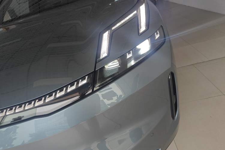 Used Lynk & Co 08 EM-P 2025 220 km All-Wheel-Drive Performance Halo Left Front Headlight