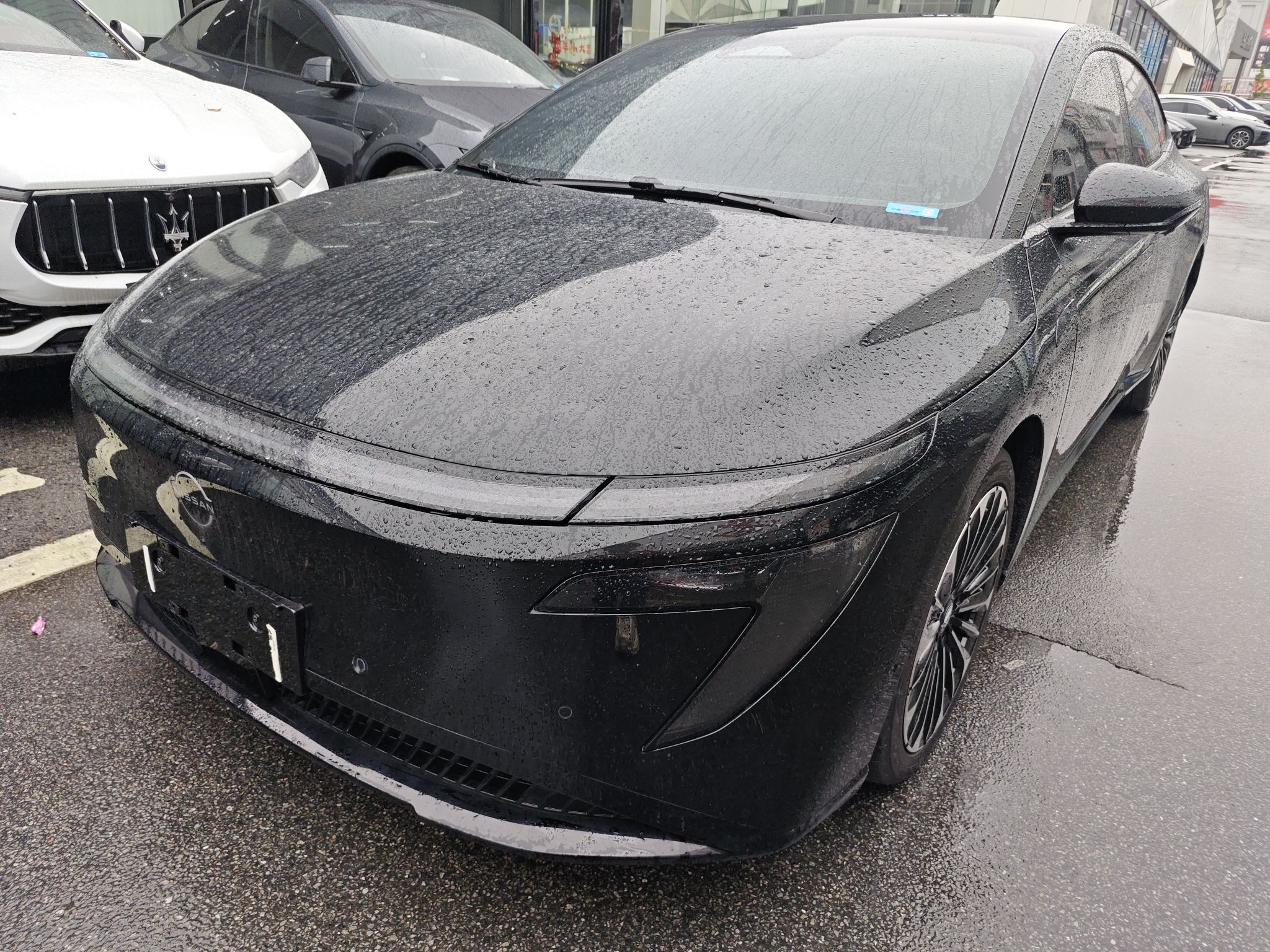 تحت مقدمة السيارة