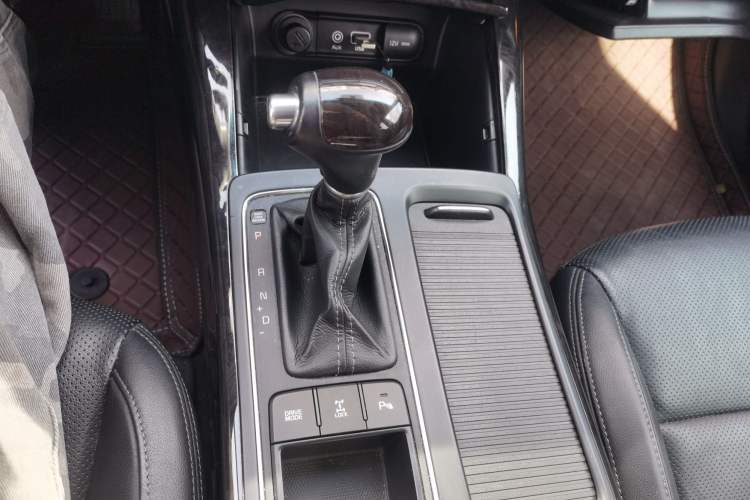 Used Kia Sorento 2015 Sorento L 2.0T Gasoline 4WD Elite Edition 7 Seats China V Emission Standard
