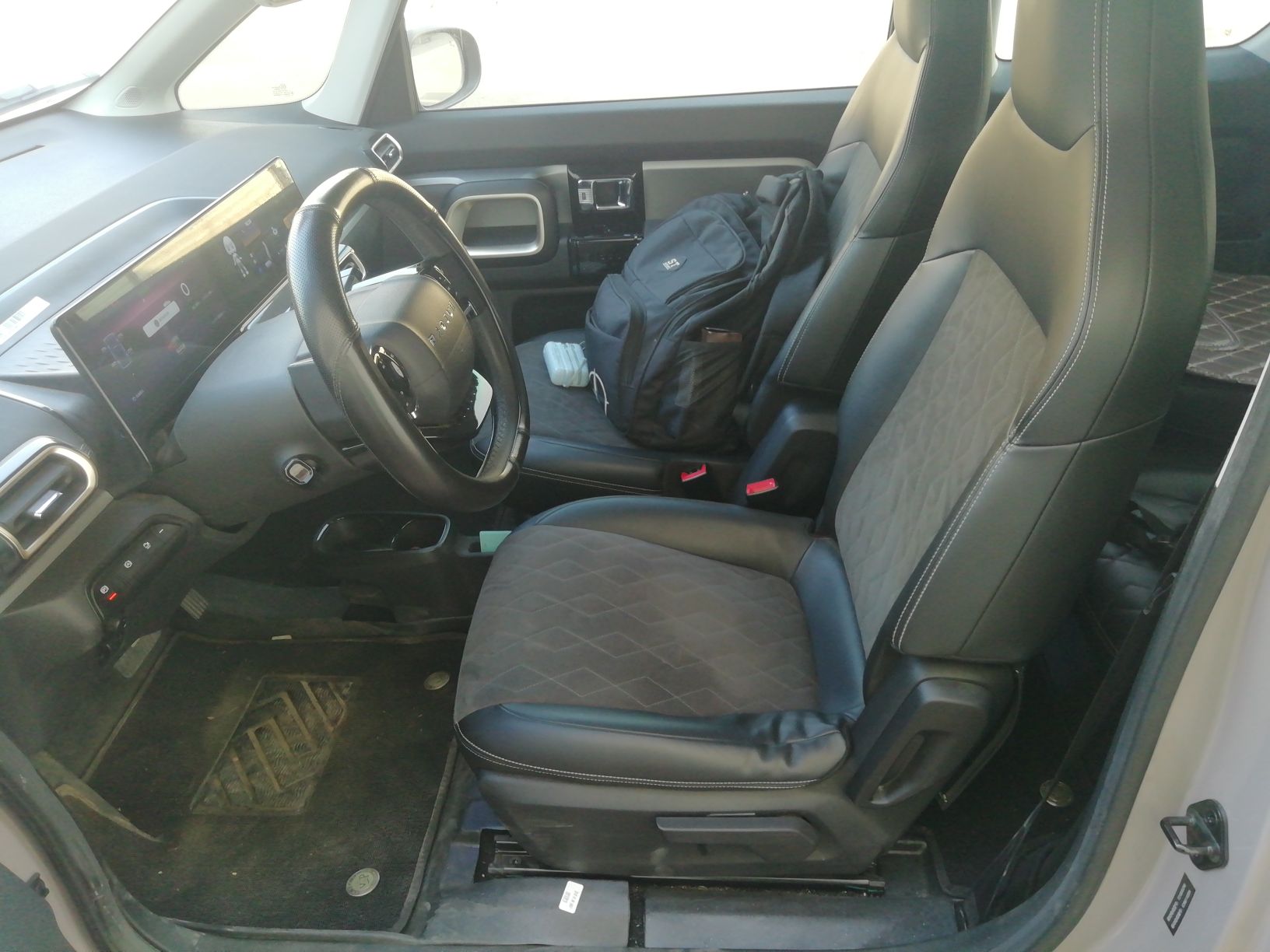 المقاعد الأمامية داخل السيارة