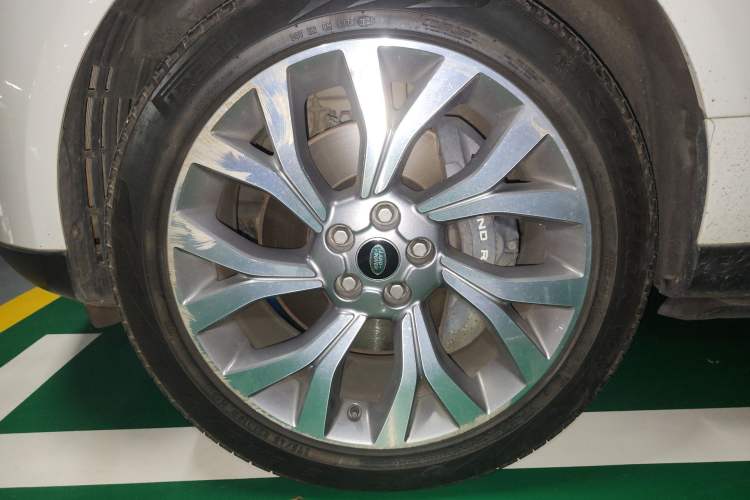 Used Land Rover Range 2021 3.0 L6 Century Extended Classic Edition Right Front Wheel Hub