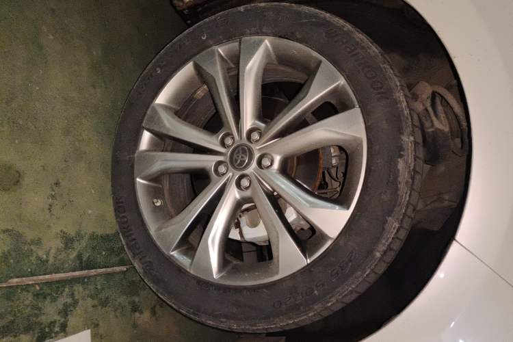 Used Toyota SIENNA 2023 2.5L Hybrid Platinum Edition Right Front Wheel Hub