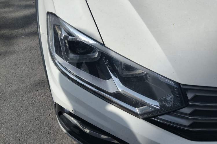 Used Volkswagen C-TREK 2018 230TSI DSG Luxury Version Right Front Headlight