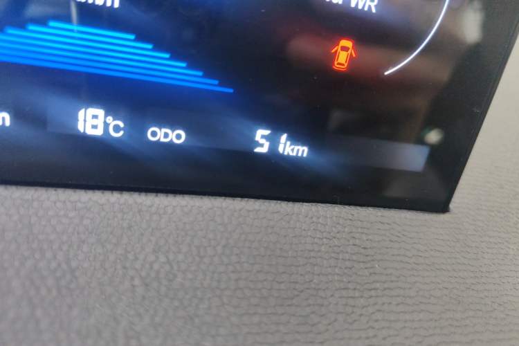 Used Chery QQ Domi 2025 Model 305km Comfort Edition Odometer Close Up