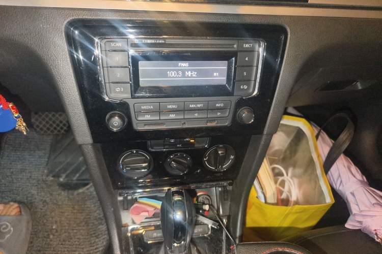 Used Volkswagen Bora 2014 1.6L Automatic Comfort Model Audio And AC Panel