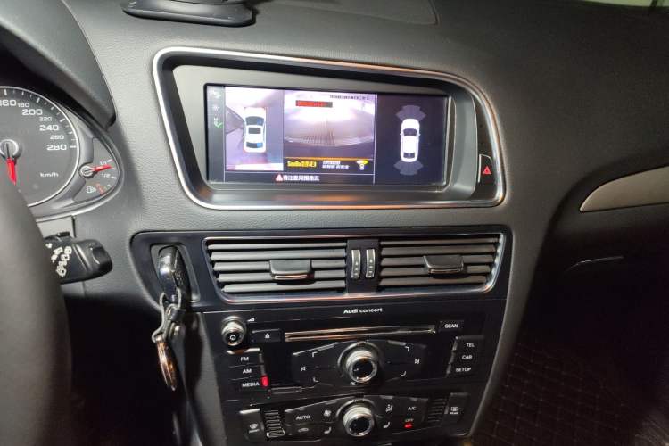 Used Audi Q5 2017 40 TFSI Ambition Edition Audio And AC Panel