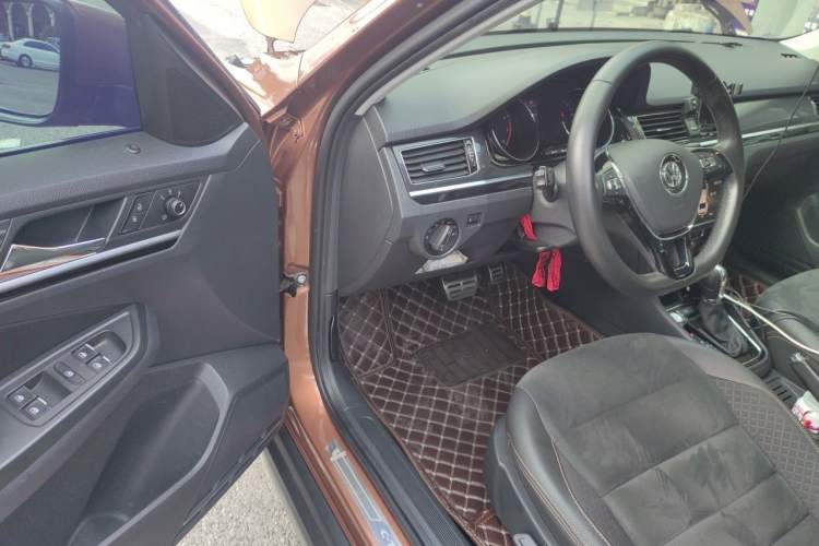 Used Volkswagen C-TREK 2017 1.6L Automatic Luxury Model
