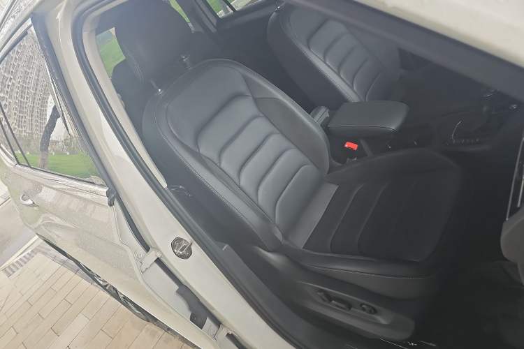 Used Volkswagen Tiguan L 2019 Revised 330TSI Automatic Two-Wheel Drive Smart & Luxury Edition China VI Standard Right Front Seat