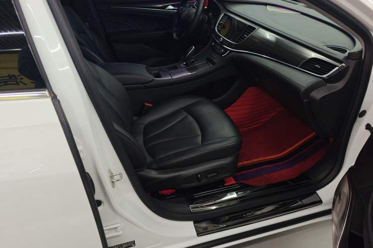 Used Buick LaCrosse 2019 28T Luxury Version Right Front Seat