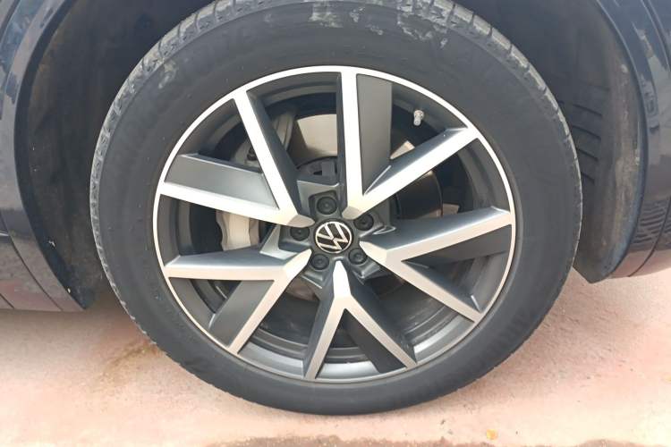 Used Volkswagen Touareg 2022 3.0 TSI Prestige Edition Classic Sport Package Right Front Wheel Hub