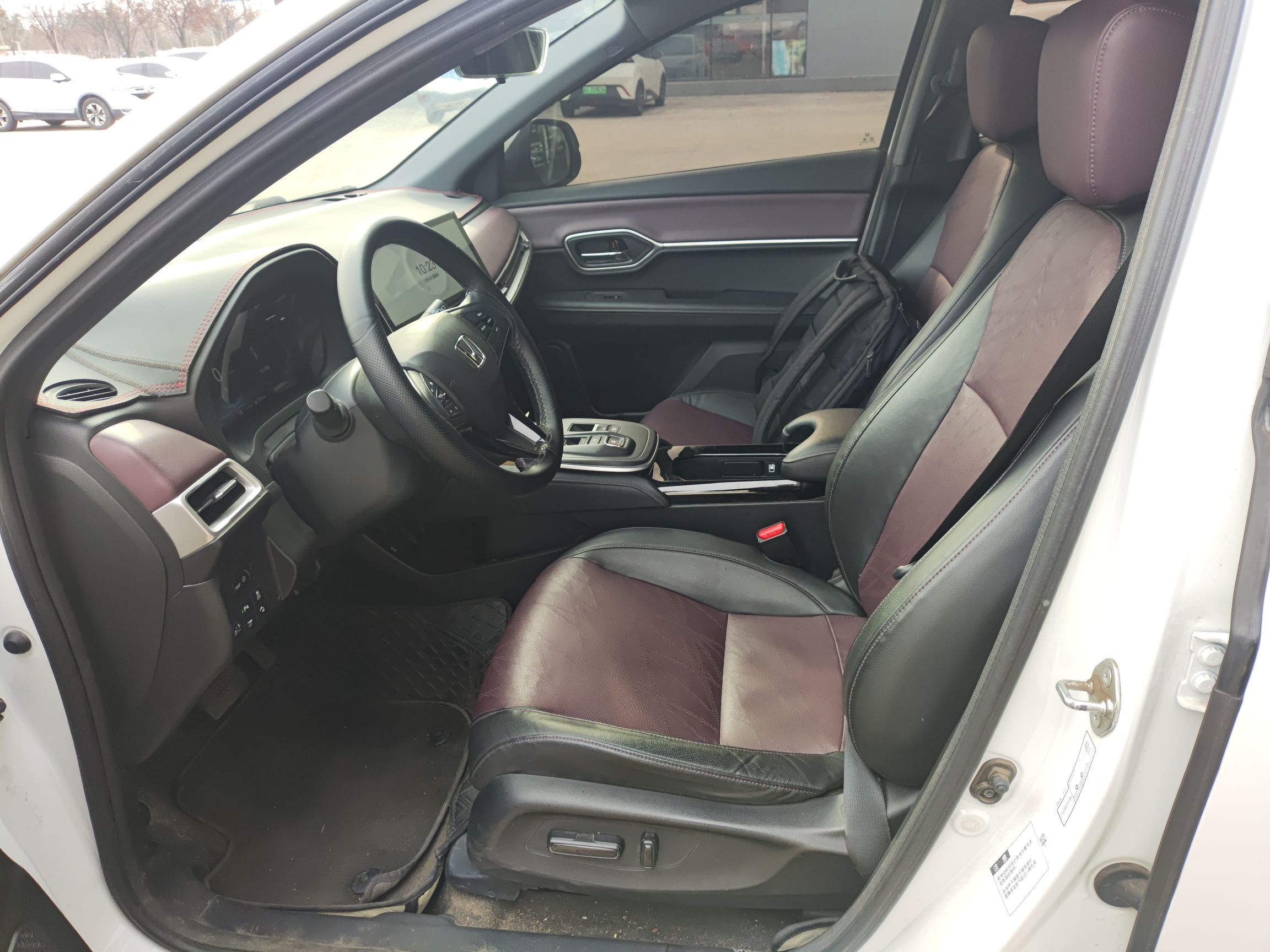 المقاعد الأمامية داخل السيارة