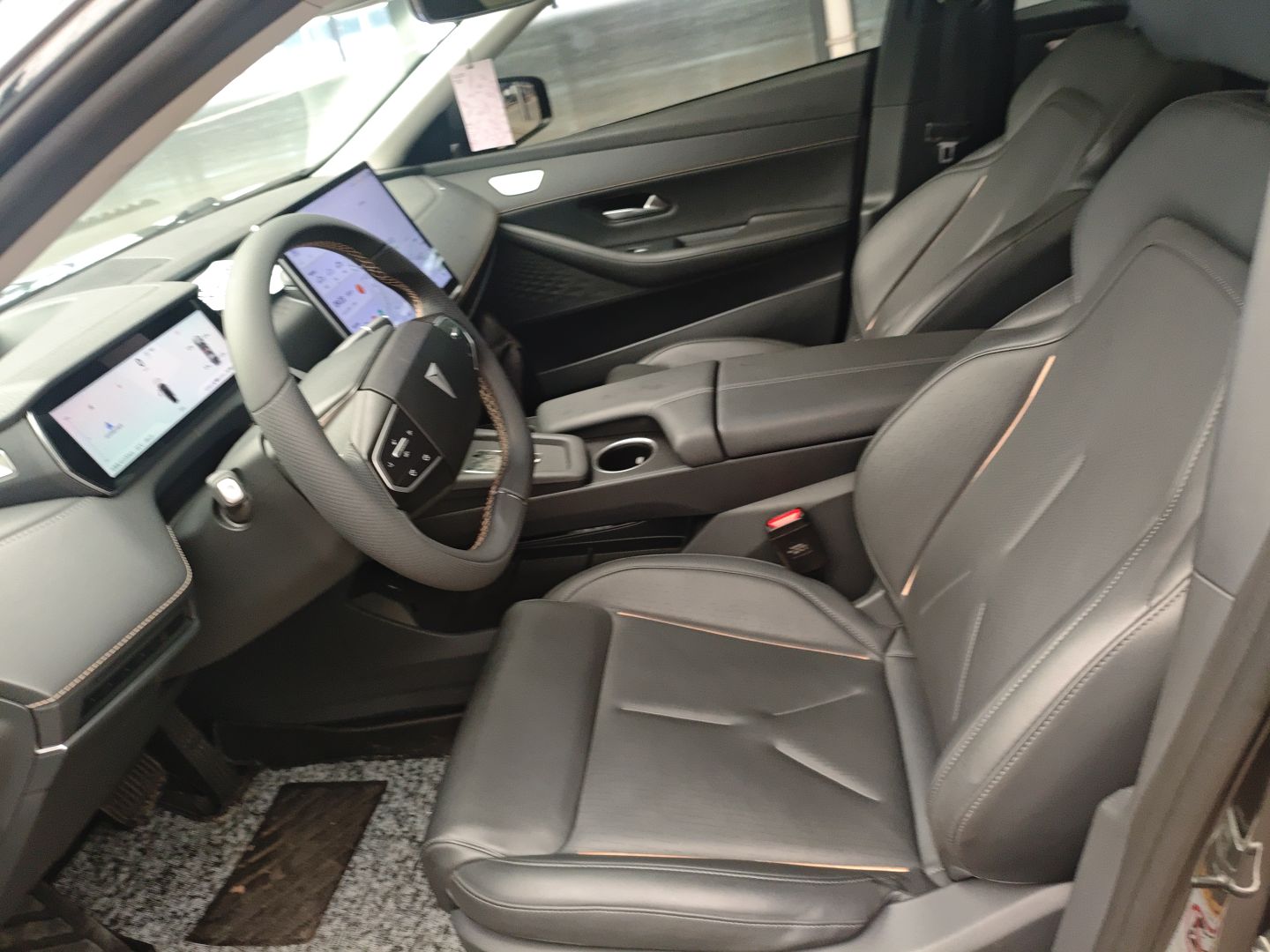 المقاعد الأمامية داخل السيارة