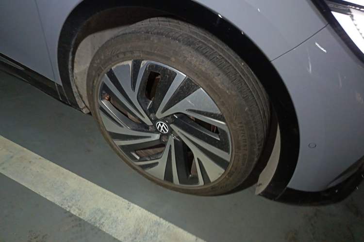 Used Volkswagen ID.4 CROZZ 2022 High-Performance PRIME Edition Right Front Wheel Hub