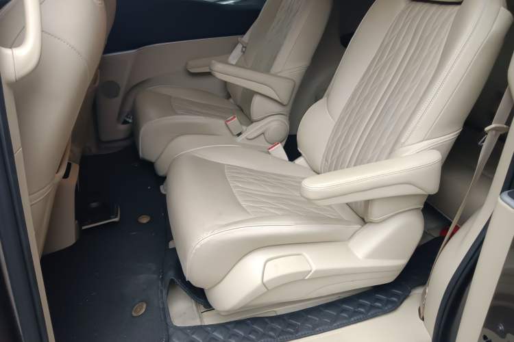 Used Buick GL8 2023 Facelifted Land Cruiser Executive Luxury Version
