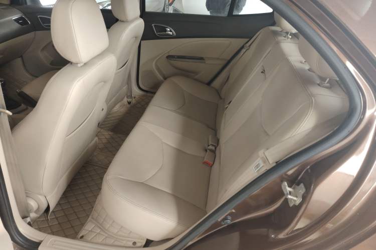 Used Baojun 630 2013 1.5L manual Comfort trim