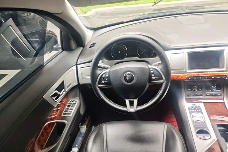 Used Jaguar XF 2014 XF 2.0T Luxury Edition Steering Wheel