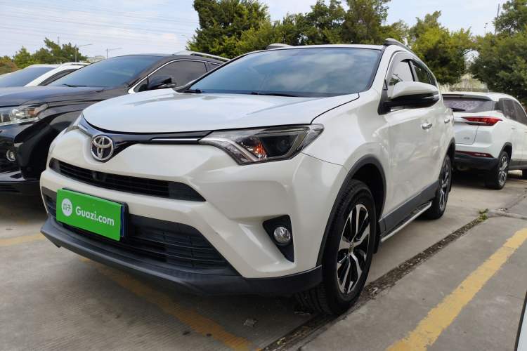 Used Toyota RAV4 2019 2.0L CVT Two-Wheel Drive Luxury Version China VI Standard