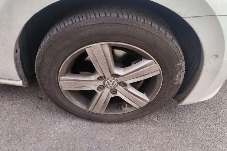 Used Volkswagen Golf 2015 1.4TSI Sportsvan Right Front Wheel Hub