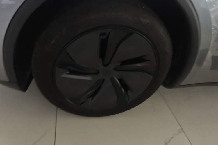 Used Tesla Model Y 2025 Rear-Wheel Drive First Edition Left Front Wheel Hub
