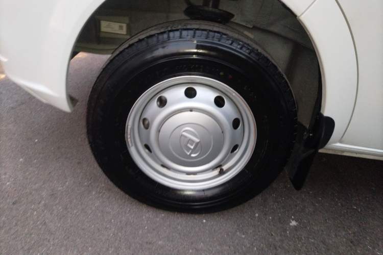 Used SAIC MAXUS Xintu V80 2023 2.0T Manual Classic Aoyuntong Short Wheelbase Mid-Roof 5/6-Seater