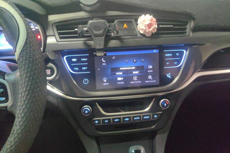 Used Geely Auto Emgrand 2017 Sedan Million Edition 1.5L CVT Upward Version Audio And AC Panel