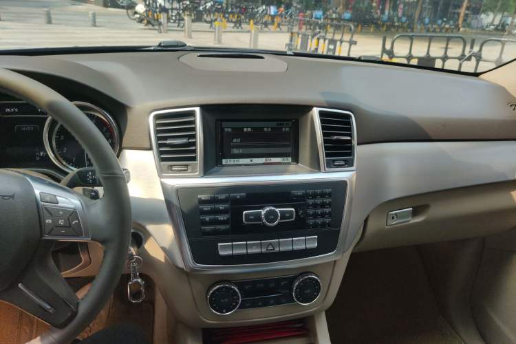 Used Mercedes-Benz M-Class 2015 ML 320 4MATIC Audio And AC Panel