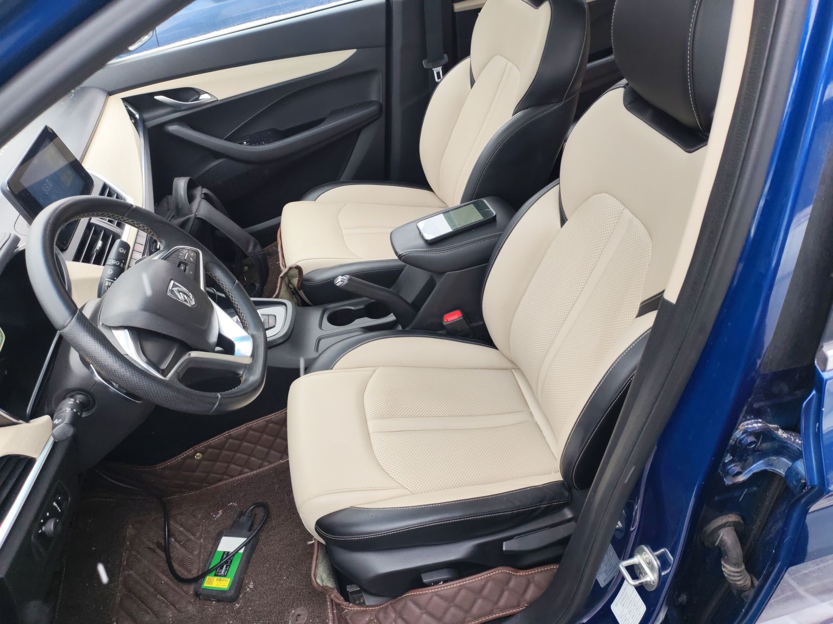 المقاعد الأمامية داخل السيارة