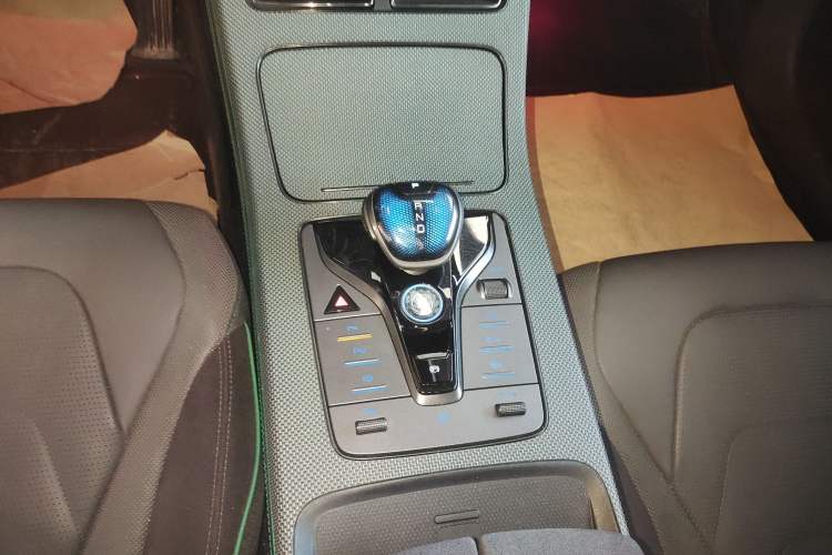 Used BYD Han 2022 EV 610 km All-Wheel-Drive Qianshan Cui Limited Edition Gear Lever