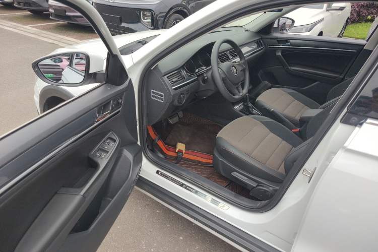 Used Volkswagen C-TREK 2017 230TSI DSG Comfort Version
