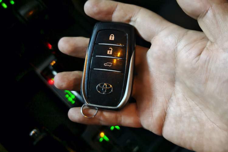 Used Toyota Prado 2016 3.5L Automatic TX-L NAVI Vehicle Key