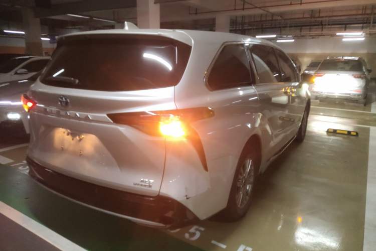 Used Toyota SIENNA 2021 2.5L Hybrid Luxury Edition Rear Right 45 Deg