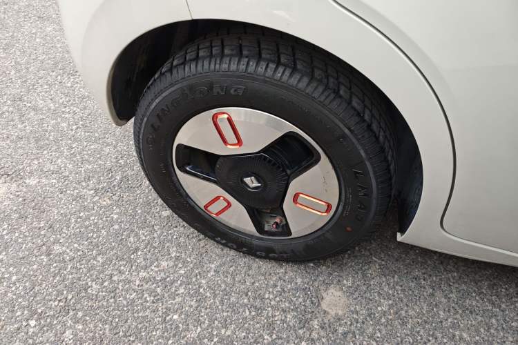 Used Wuling Hongguang MINIEV 2025 Four-Door Version Advanced Edition Right Rear Wheel Hub