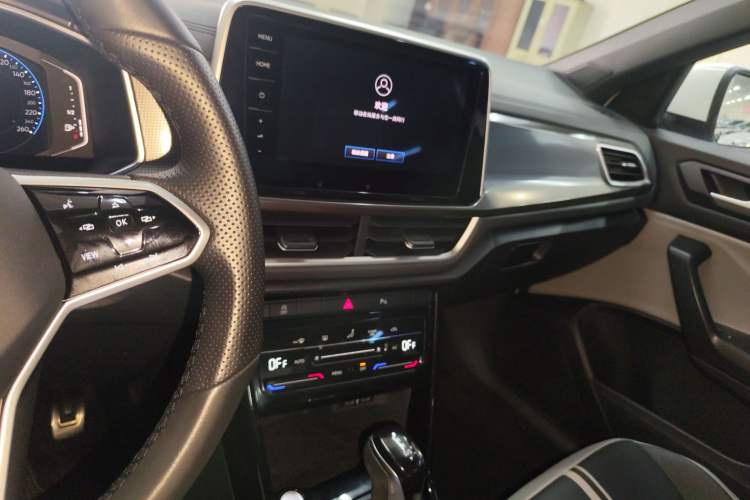 Used Volkswagen T-ROC 2024 300TSI DSG Two-Wheel-Drive Chen Guang Edition Audio And AC Panel