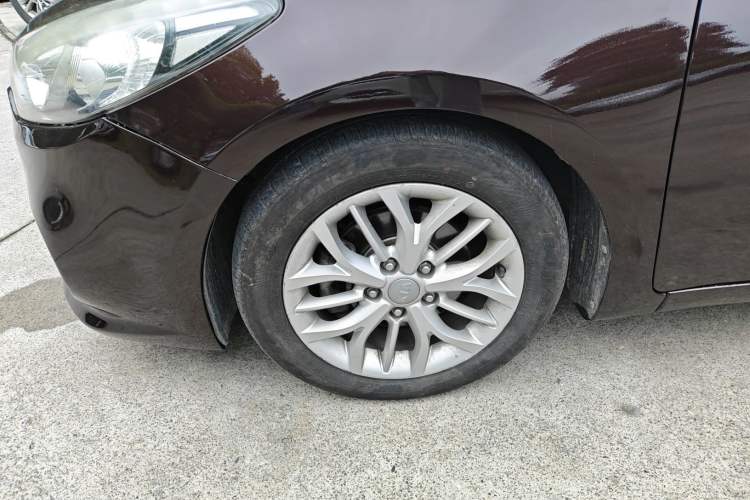 Used Kia K3S 2014 1.6L Automatic GLS Left Front Wheel Hub