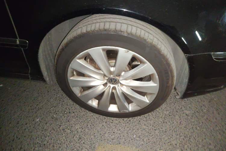 Used Volkswagen Phaeton 2011 3.6L V6 4-Seater Extended-Length Individual Edition Right Front Wheel Hub