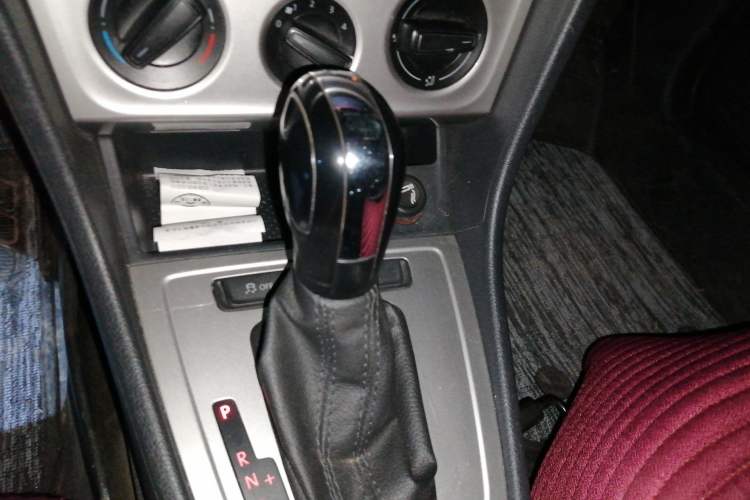 Used Volkswagen Lavida 2015 1.6L Automatic Fashion Edition Gear Lever