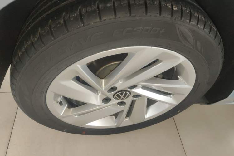 Used Volkswagen Lamando 2022 Lavida L 280TSI DSG Hot Edition Right Rear Wheel Hub