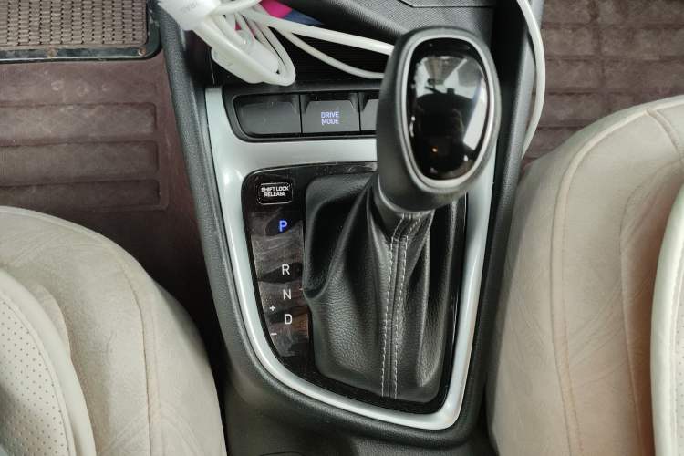 Used Hyundai Celesta 2018 1.6L Automatic GL Enjoyment Edition China VI compliant Gear Lever